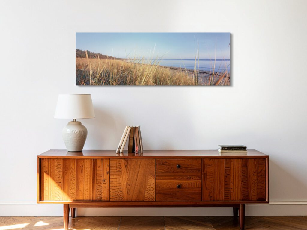 Leinwandbild 120 × 40 cm über einem Sideboard – Raumbeispiel