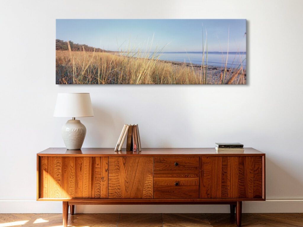 Leinwandbild 150 × 50 cm über einem Sideboard – Raumbeispiel