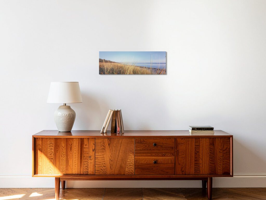 Leinwandbild 60 × 20 cm über einem Sideboard – Raumbeispiel